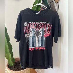 Detroit Red Wings Stanley Cup Champions T-Shirt. Size L.